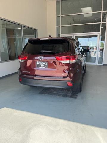 Photo of 2018 Ooh La La Rouge Mica Toyota Highlander