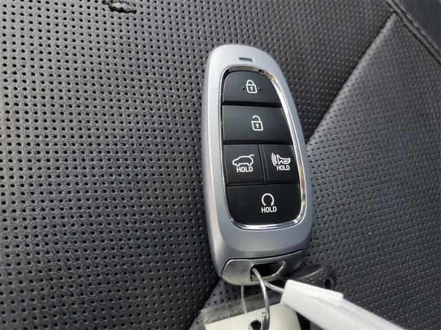 Photo of 2024 White Pearl Hyundai TUCSON