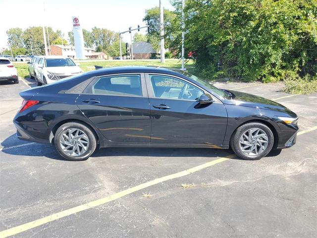 Photo of 2024 Abyss Black Hyundai ELANTRA