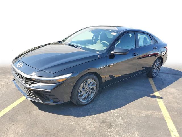 Photo of 2024 Abyss Black Hyundai ELANTRA