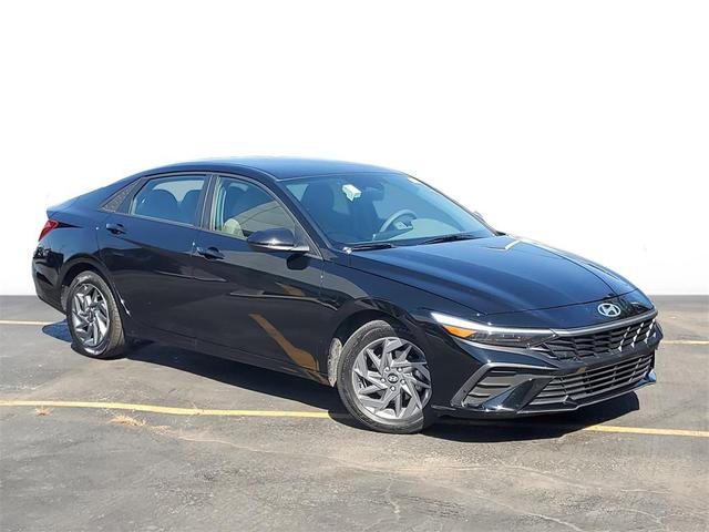Photo of 2024 Abyss Black Hyundai ELANTRA