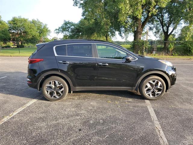 Photo of 2022 Black Cherry Pearl Kia Sportage