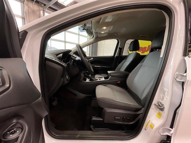 Photo of 2017 White Ford Escape