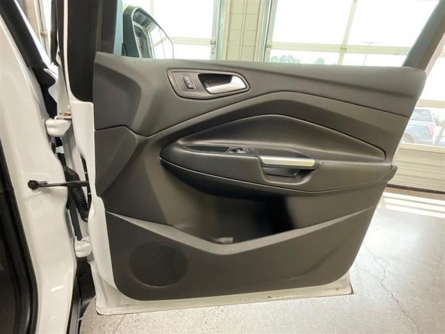 Photo of 2017 White Ford Escape