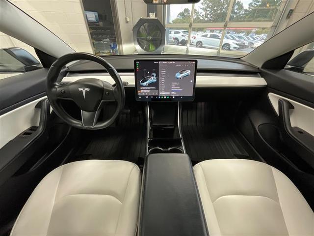 Photo of 2019 Deep Blue Metallic Tesla Model 3