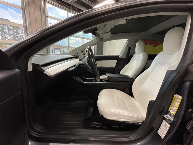 Photo of 2019 Deep Blue Metallic Tesla Model 3