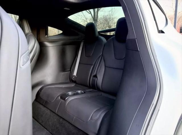 Photo of 2016 White Tesla Model X