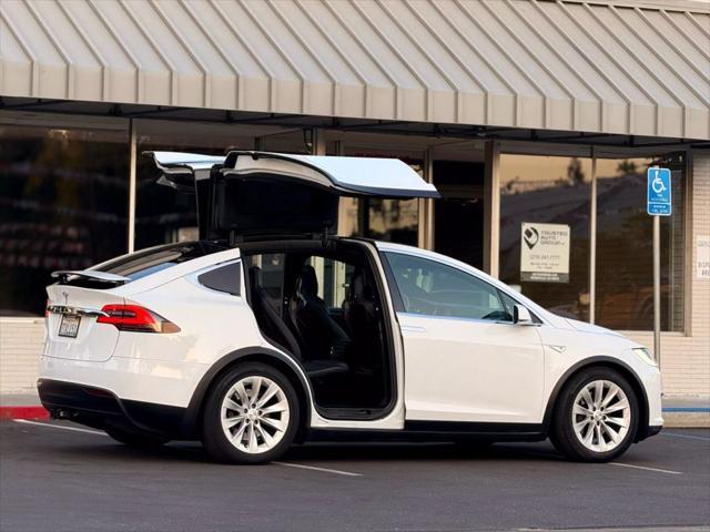 Photo of 2016 White Tesla Model X