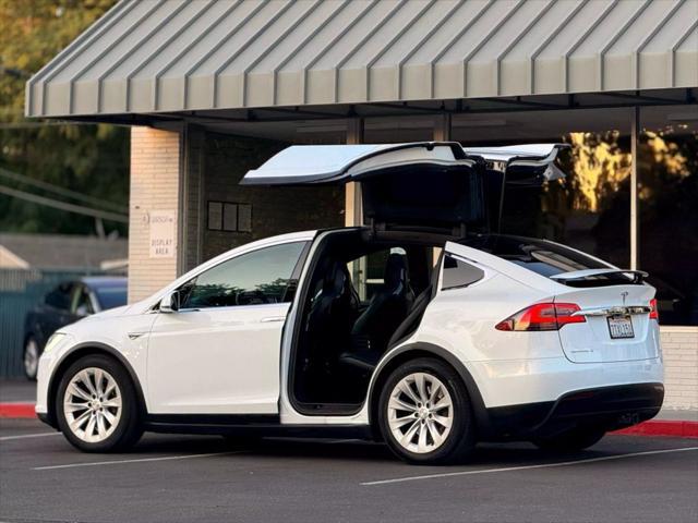 Photo of 2016 White Tesla Model X