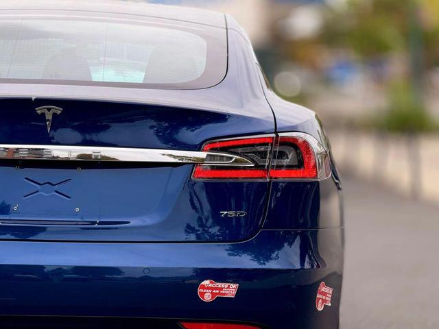 Photo of 2018 Deep Blue Metallic Tesla Model S