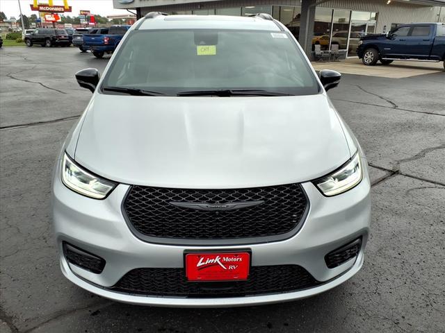 Photo of 2026 Silver Mist Clearcoat Chrysler Pacifica