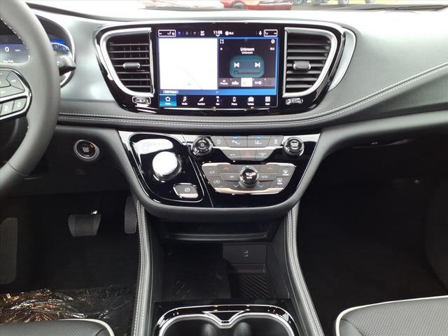 Photo of 2026 Silver Mist Clearcoat Chrysler Pacifica