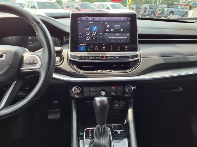 Photo of 2022 Diamond Black Crystal Pearlcoat Jeep Compass