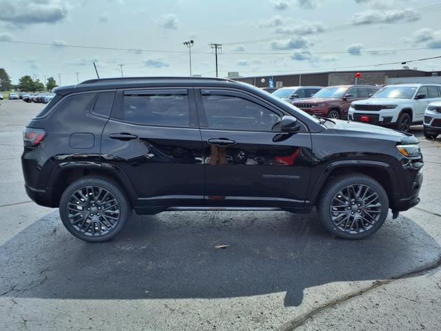 Photo of 2022 Diamond Black Crystal Pearlcoat Jeep Compass
