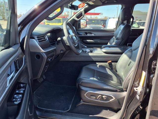 Photo of 2024 Diamond Black Crystal Pearlcoat Jeep Wagoneer