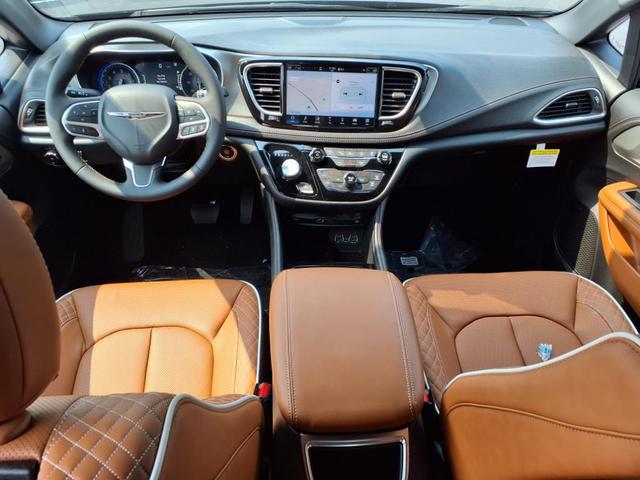 Photo of 2025 Diamond Black Crystal Pearlcoat Chrysler Pacifica