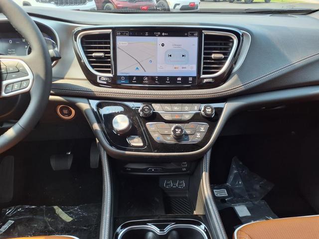 Photo of 2025 Diamond Black Crystal Pearlcoat Chrysler Pacifica