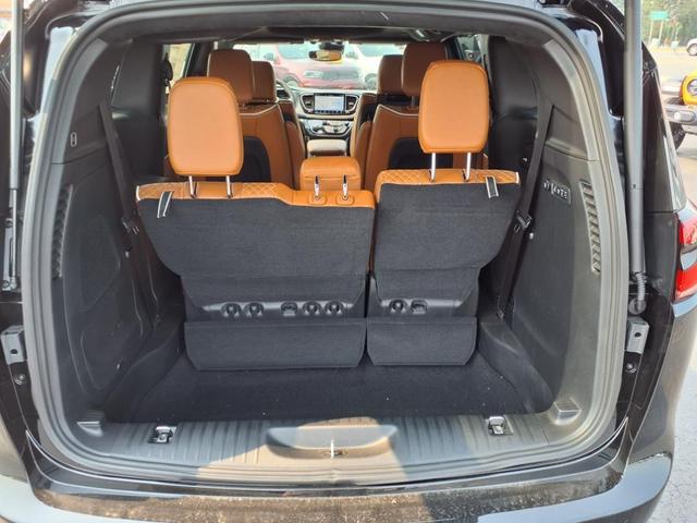 Photo of 2025 Diamond Black Crystal Pearlcoat Chrysler Pacifica