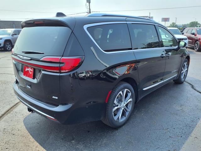Photo of 2025 Diamond Black Crystal Pearlcoat Chrysler Pacifica