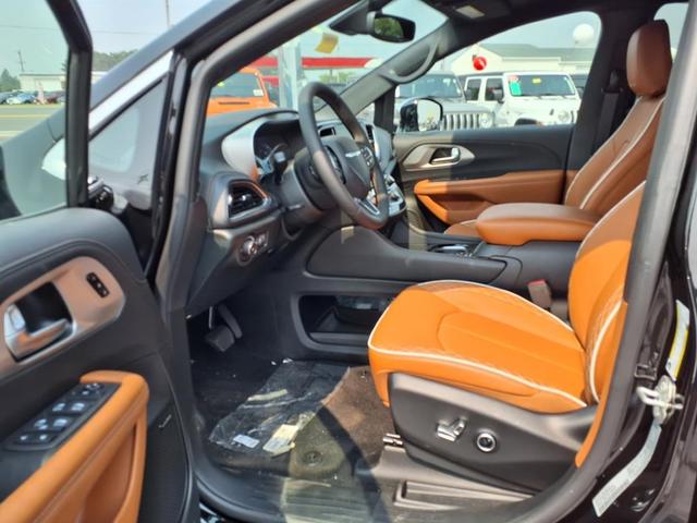 Photo of 2025 Diamond Black Crystal Pearlcoat Chrysler Pacifica