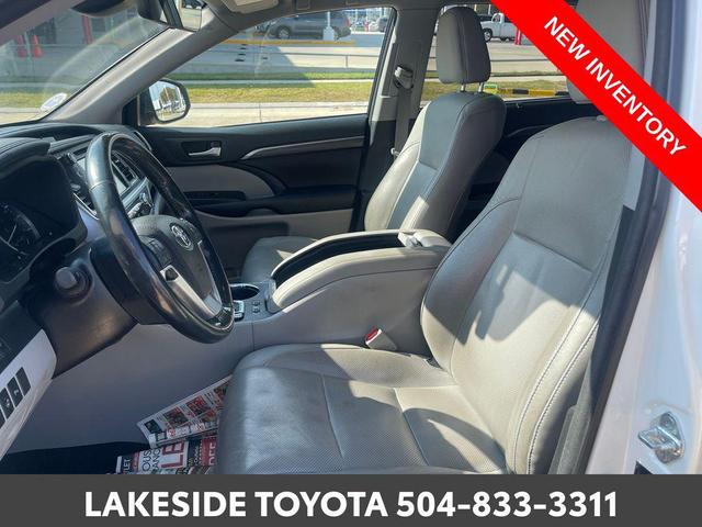 Photo of 2017 Blizzard Pearl Toyota Highlander Hybrid