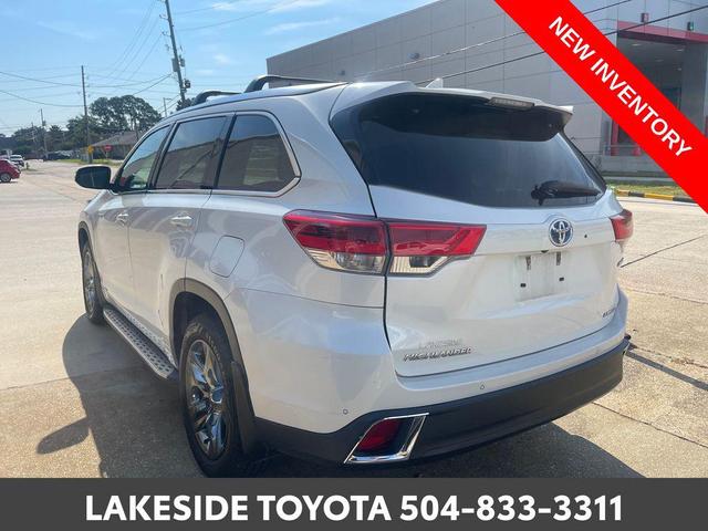 Photo of 2017 Blizzard Pearl Toyota Highlander Hybrid
