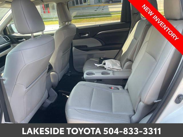 Photo of 2017 Blizzard Pearl Toyota Highlander Hybrid