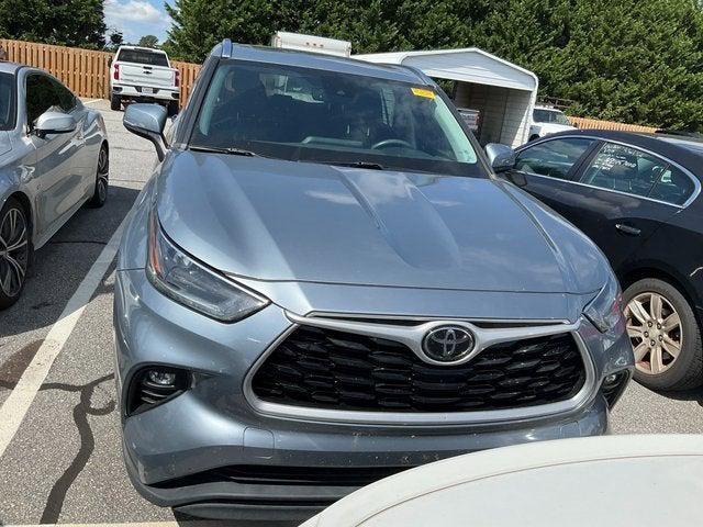 Photo of 2021 Moon Dust Toyota Highlander