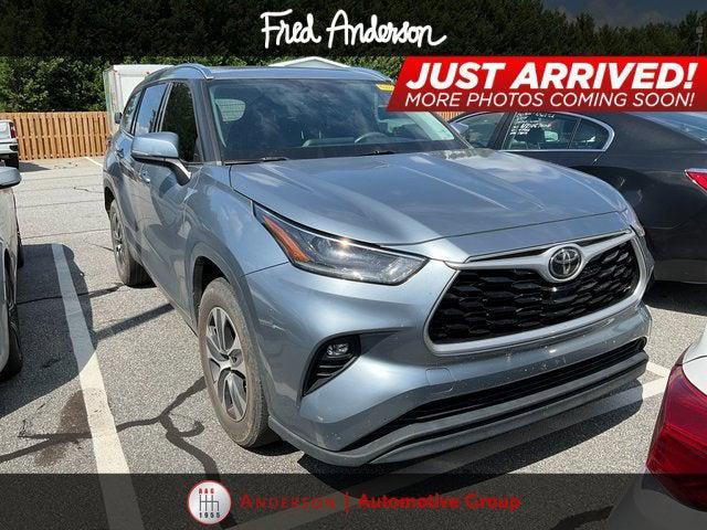 Photo of 2021 Moon Dust Toyota Highlander