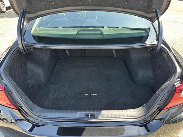 Photo of 2017 Super Black Nissan Altima