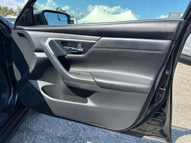 Photo of 2017 Super Black Nissan Altima