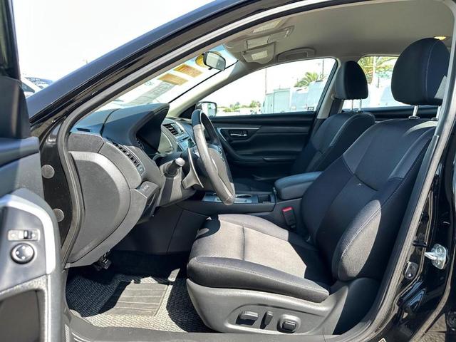 Photo of 2017 Super Black Nissan Altima