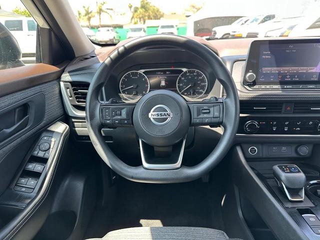 Photo of 2021 Glacier White Nissan Rogue