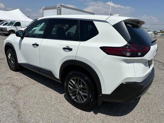 Photo of 2021 Glacier White Nissan Rogue