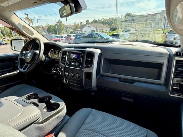 Photo of 2016 Brilliant Black Crystal Pearlcoat RAM 1500