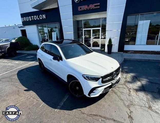 Photo of 2023 Polar White Mercedes-Benz GLC 300