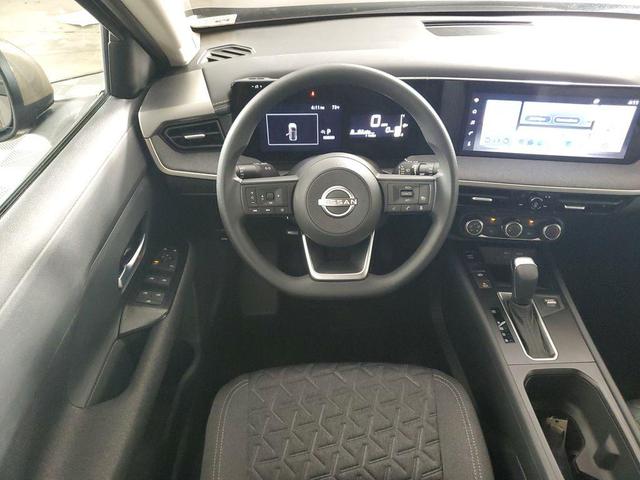 Photo of 2025 Canyon Bronze M Nissan Kicks