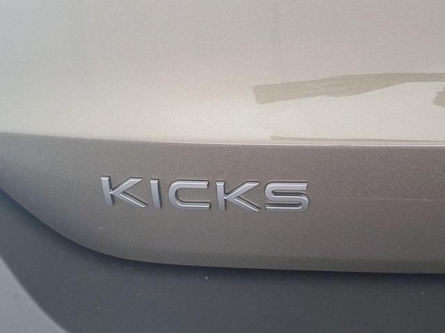 Photo of 2025 Canyon Bronze M Nissan Kicks