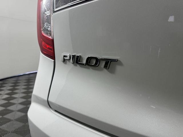 Photo of 2021 White Honda Pilot