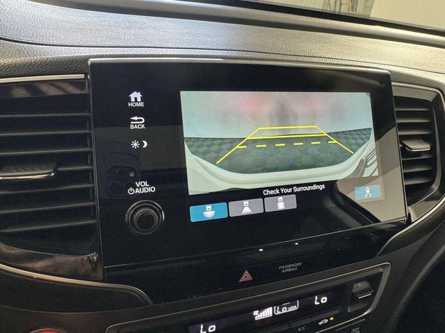 Photo of 2021 White Honda Pilot
