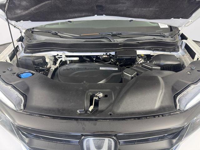 Photo of 2021 White Honda Pilot