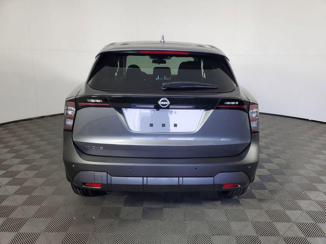 Photo of 2025 Gun Metallic Nissan Kicks