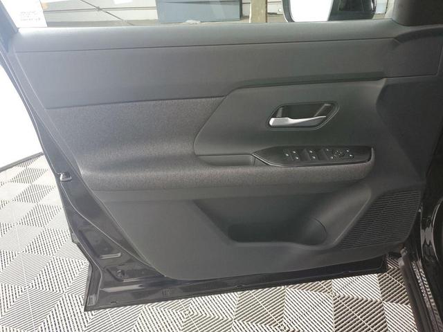Photo of 2025 Super Black Nissan Kicks