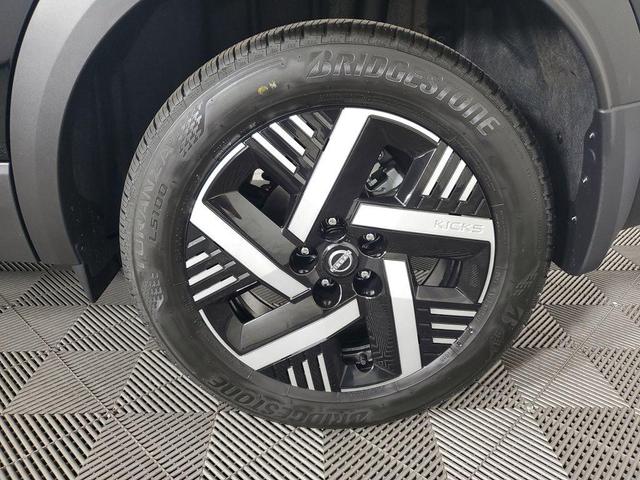 Photo of 2025 Super Black Nissan Kicks