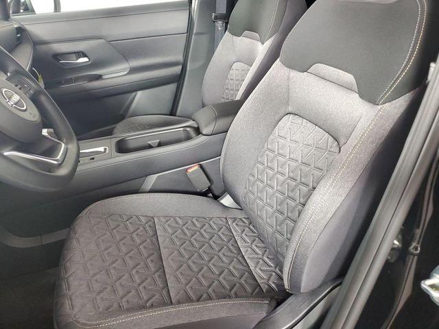 Photo of 2025 Super Black Nissan Kicks