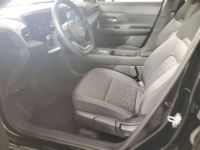 Photo of 2025 Super Black Nissan Kicks