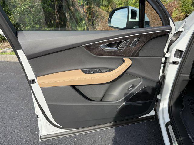 Photo of 2025 Glacier White Metallic Audi Q7