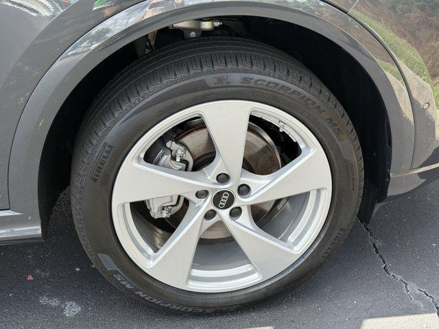 Photo of 2025 Tambora Gray Metallic Audi Q5