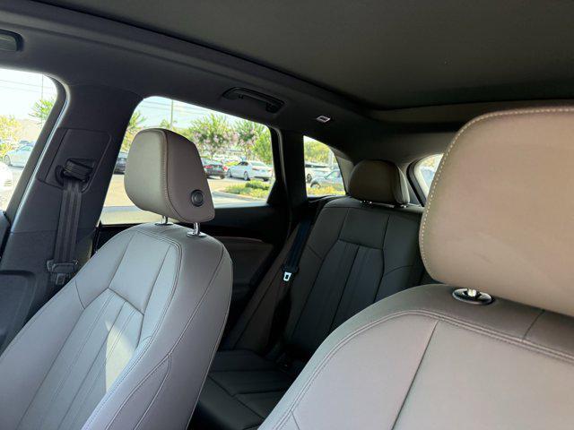 Photo of 2025 Glacier White Metallic Audi Q5