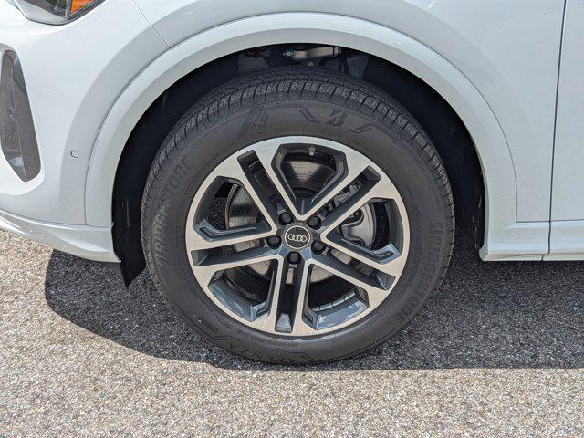 Photo of 2025 Glacier White Metallic Audi Q5